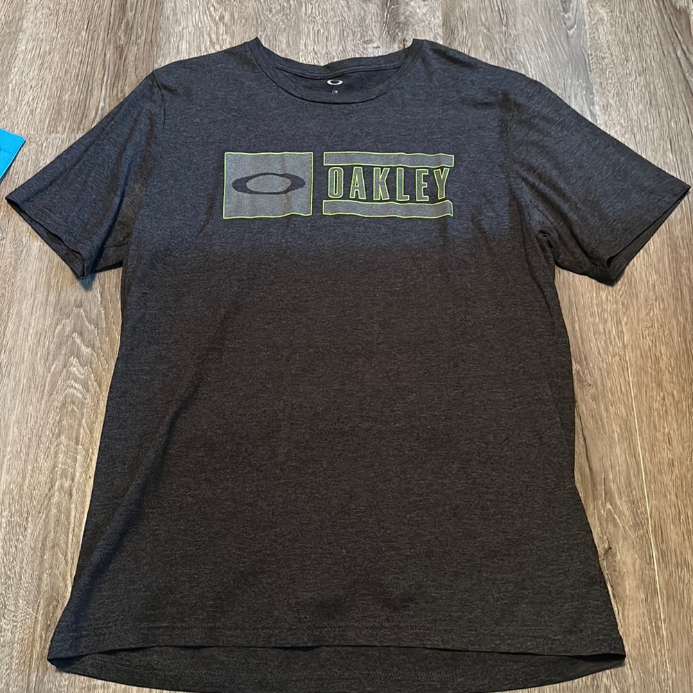 Men’s Oakley tee shirt